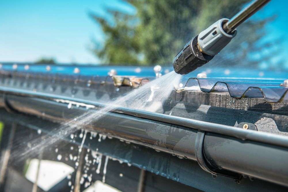 Reinigen van een dakgoot in Monnickendam
